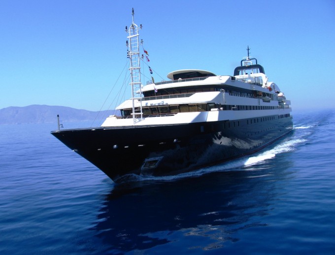 Yacht TURAMA - Bow Profile